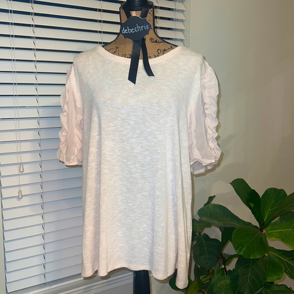 EST. 1946 feminine textured blouse, excellent condition